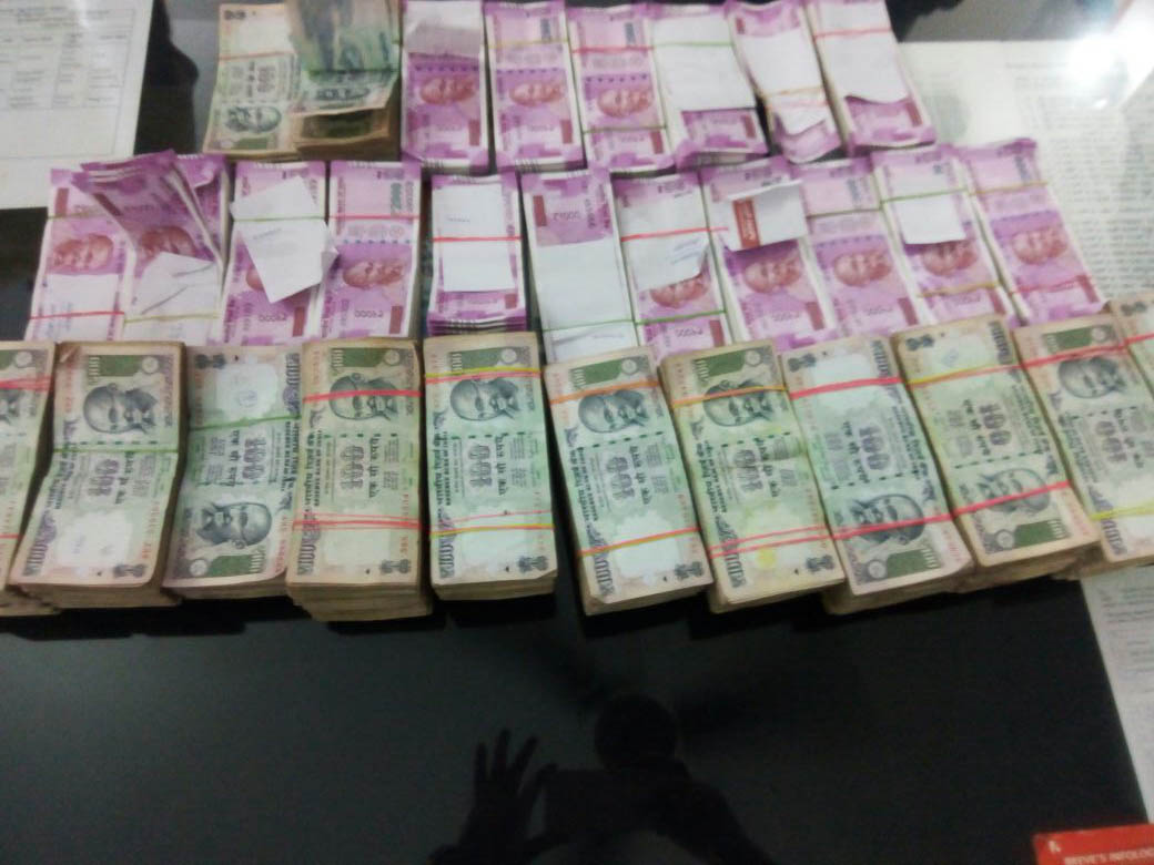 ದಾಖಲೆ ಇಲ್ಲದೆ ನಗದು ಸಾಗಿಸುತ್ತಿದ್ದ ವ್ಯಕ್ತಿಯ ಬಂಧನ